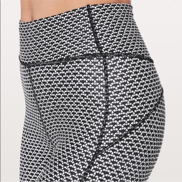 Lululemon In Movement 7/8 Tight Everlux Leggings Black White Print Size 10 - Picture 2 of 12